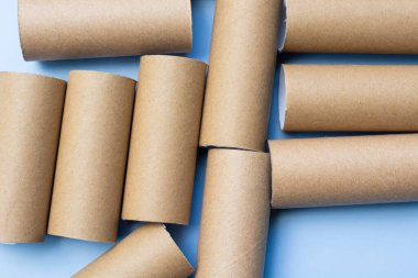 Boş tuvalet kağıtları mavi arkaplanda izole edildi