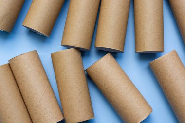 Boş tuvalet kağıtları mavi arkaplanda izole edildi