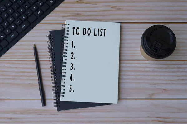 Texto en bloc de notas en escritorio de madera - Para hacer una lista — Foto de Stock