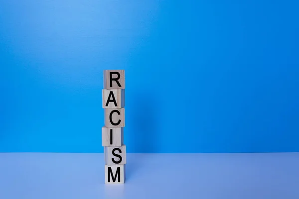 Racismo Texto Sobre Bloque Madera Con Fondo Azul — Foto de Stock