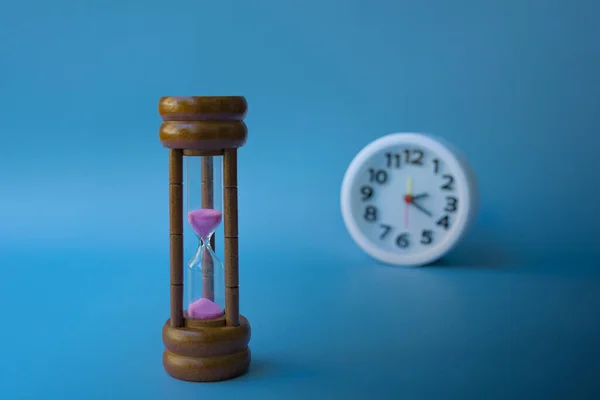 Reloj de arena como concepto de paso de tiempo para la fecha límite del negocio y quedarse sin tiempo —  Fotos de Stock