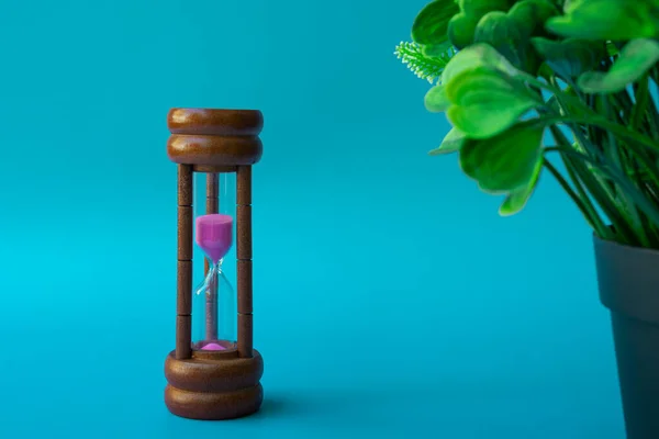 Reloj de arena como concepto de paso de tiempo para la fecha límite del negocio y quedarse sin tiempo —  Fotos de Stock