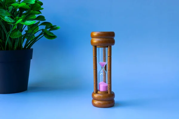 Reloj de arena como concepto de paso de tiempo para la fecha límite del negocio y quedarse sin tiempo — Foto de Stock