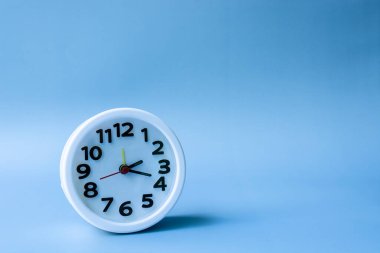 Tahta masada beyaz alarm saati, metin için boşluk
