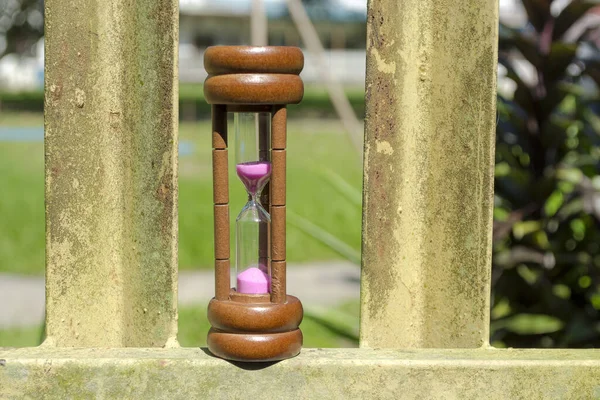 Reloj de arena como concepto de paso de tiempo para el plazo de negocios con antecedentes de la naturaleza —  Fotos de Stock