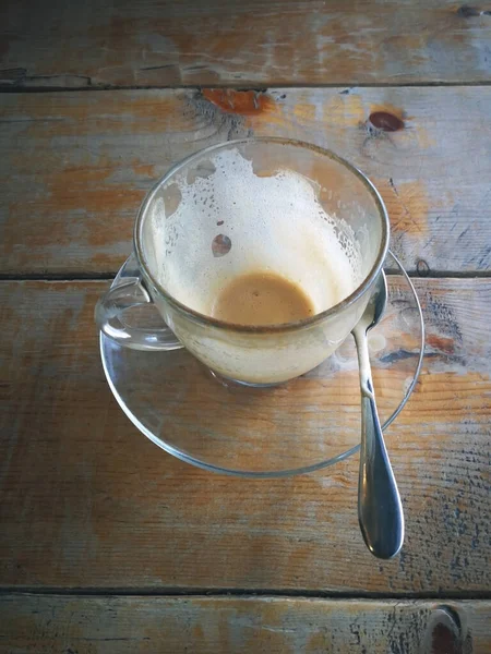 Empty coffee cup with cookies on wooden table in cafe — Fotografia de Stock