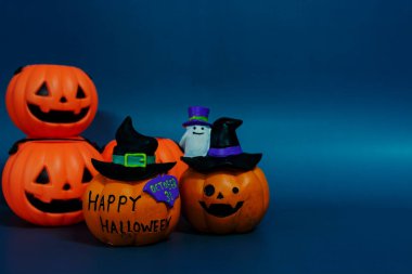 Fenerin balkabağı koyu mavi arka planda