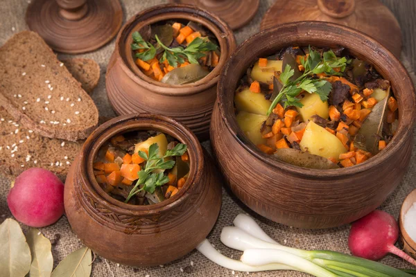 Bratkartoffeln mit Pilzen im Topf — Stockfoto