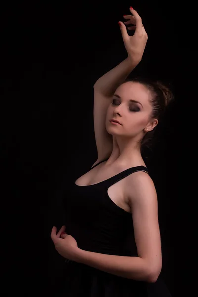 Ballerina di balletto di silhouette in costume da bagno nero in studio — Foto Stock