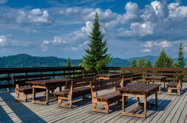 Dağlara bakan bir yaz kafesi.