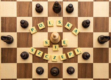 Covid-19 Satranç. Covid-19 Satranç. Polonya aşı yapıyor. ELLERİ YÜKSEL