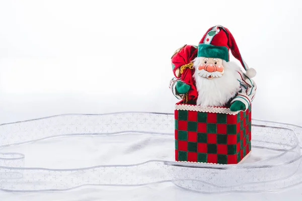 Muñeca Santa Claus Apearing Una Caja Regalo Con Fondo Blanco — Foto de Stock