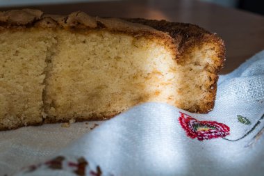 Güzel bir kumaşın üzerinde ev yapımı kek.