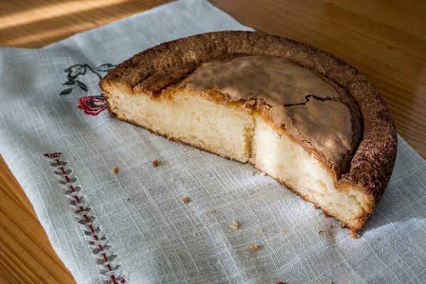 Hausgemachter Kuchen Über Einem Schönen Kleid — Stockfoto