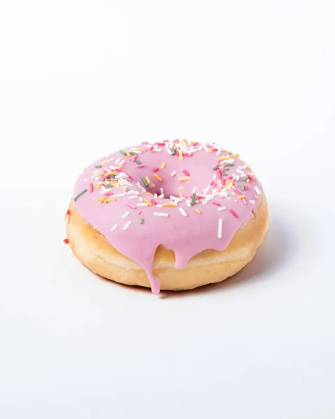 Пончик Прикрашений Цукром Рожевим Шоколадом Білому Тлі — стокове фото