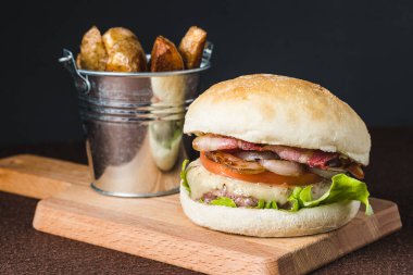 Pastırma, peynir, domates, soğan ve patates kızartmalı marul köftesi.