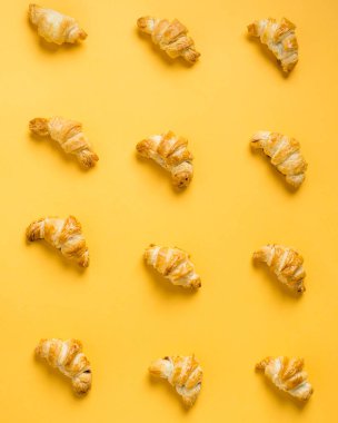 Sarı arka planı olan naneli kruvasan.