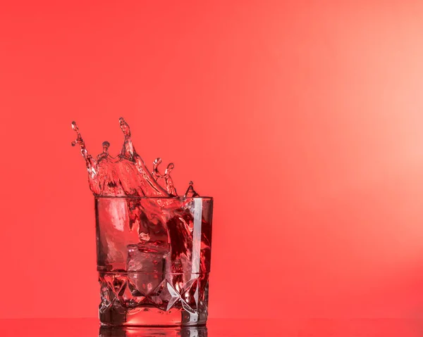 Красный Брызг Жидкости Красном Фоне — стоковое фото