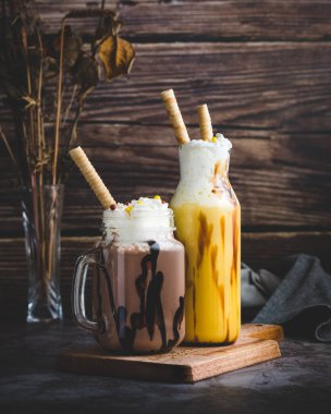 Çikolata ve siyah arkaplanlı vanilyalı milkshake.