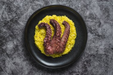 Sarı pirinçte ahtapot pişirdim.