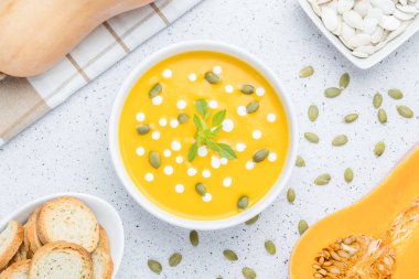 Kabak kremalı balkabağı, kabağı çekirdeği ve kızarmış ekmek