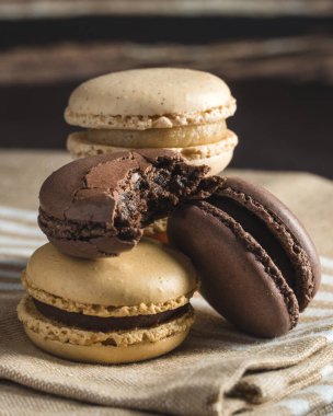 Sarı ve kahverengi badem kurabiyeleri. Koyu yiyecek fotoğrafçılığı.