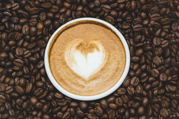 Zenith Uitzicht Een Kopje Koffie Met Een Getrokken Hart Omgeven — Stockfoto