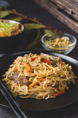 Sebze, et ve soya soslu doğu eriştesi.