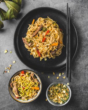 Sebzeli, etli ve soya soslu doğu eriştelerinin genel görünümü