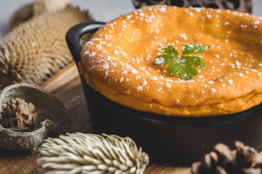 Kuru yapraklarla süslenmiş tatlı patates keki.