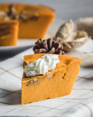 Patatesli keki kremayla dilimle.