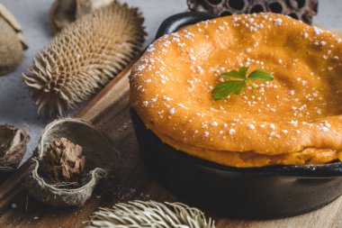 Kuru yapraklarla süslenmiş tatlı patates keki.