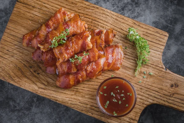 Kyckling Fingrar Rullas Upp Bacon Med Lite Bbq Sås — Stockfoto