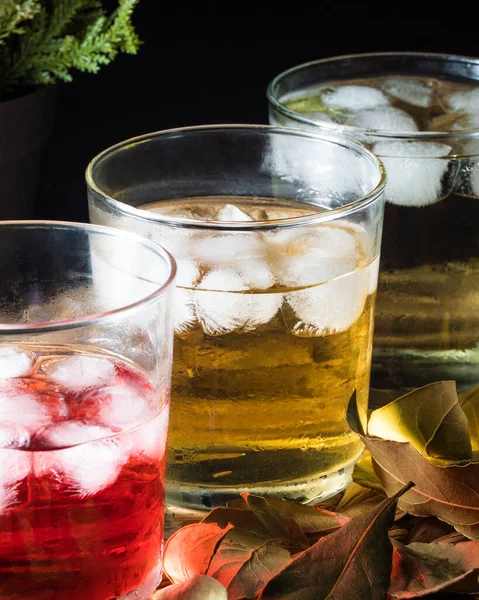 Tre Glas Fyllda Med Röda Gula Och Gröna Vätskor Och — Stockfoto