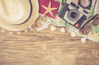 Aksesuar ahşap tablosundaki traveler