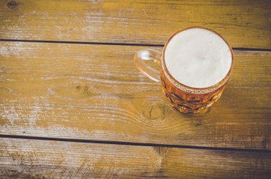 Bira cam eski ahşap masa. Yakın çekim