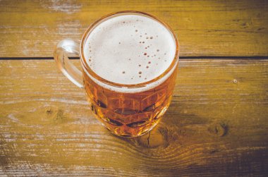 Bira cam eski ahşap masa. Yakın çekim