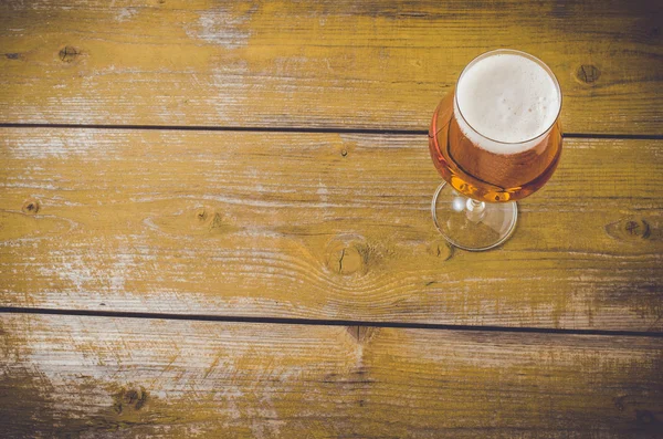 Bierglas op een oude houten tafel. Close-up — Stockfoto