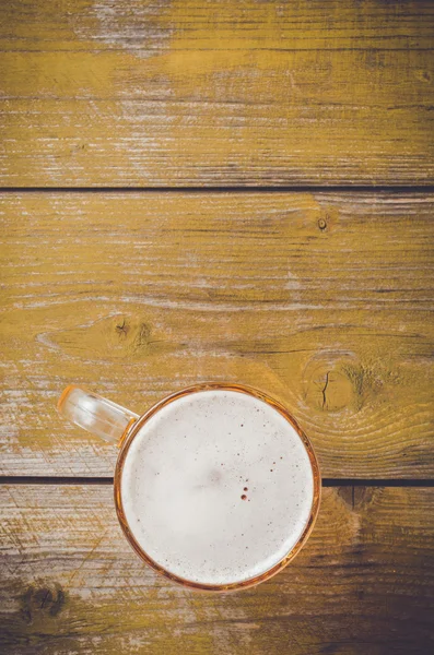 Bierglas op een oude houten tafel. Close-up — Stockfoto