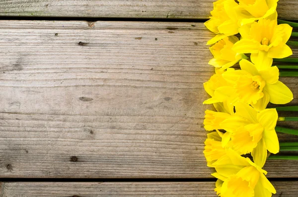 Narcisi gialli sul tavolo di legno — Foto Stock