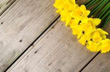 Ahşap masa üzerinde sarı nergis