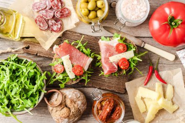 Tahta masada ev yapımı sandviçler.