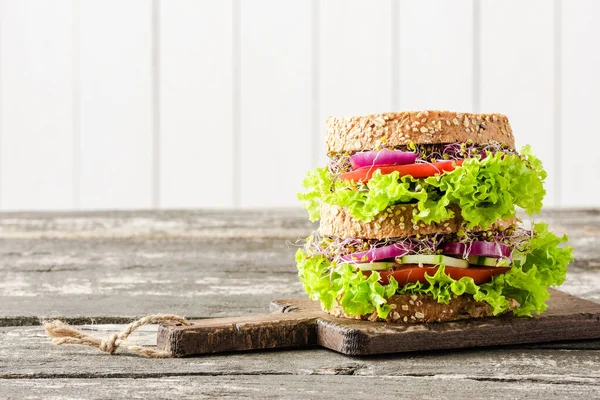 Sanduíche Vegetariano Tábua Madeira — Fotografia de Stock