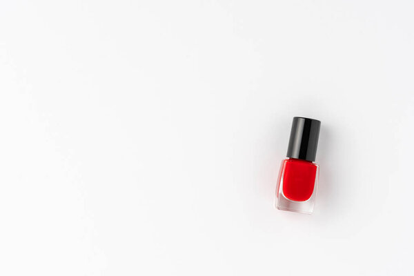 Красный лак для ногтей изолирован на белом фоне с копипространством. Вид сверху