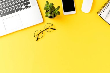 Bilgisayarlı ve aksesuarlı iş geçmişi. Kopyalama alanı olan ofis masaüstü