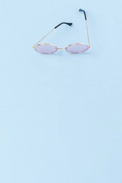 Różowe Okulary Przeciwsłoneczne Niebieskim Tle — Zdjęcie stockowe