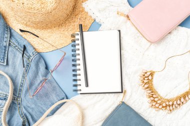 Kadın kıyafetlerinin ve aksesuarlarının genel görünümü