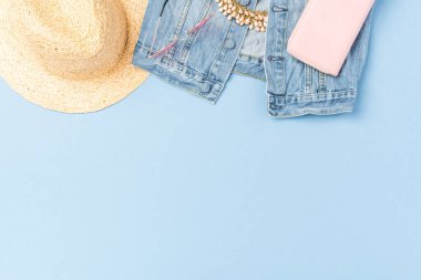 Mavi arka planda kadın yaz kıyafetleri