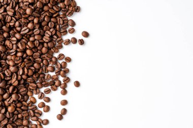 Beyaz arka planda izole edilmiş kızarmış kahve çekirdekleri. Kapat.