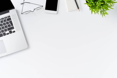 Bilgisayarın ve iş aksesuarlarının beyaz arkaplandaki telif boşluğuyla tepe üstü çekimleri. Ofis masaüstü. Düz yatıyordu